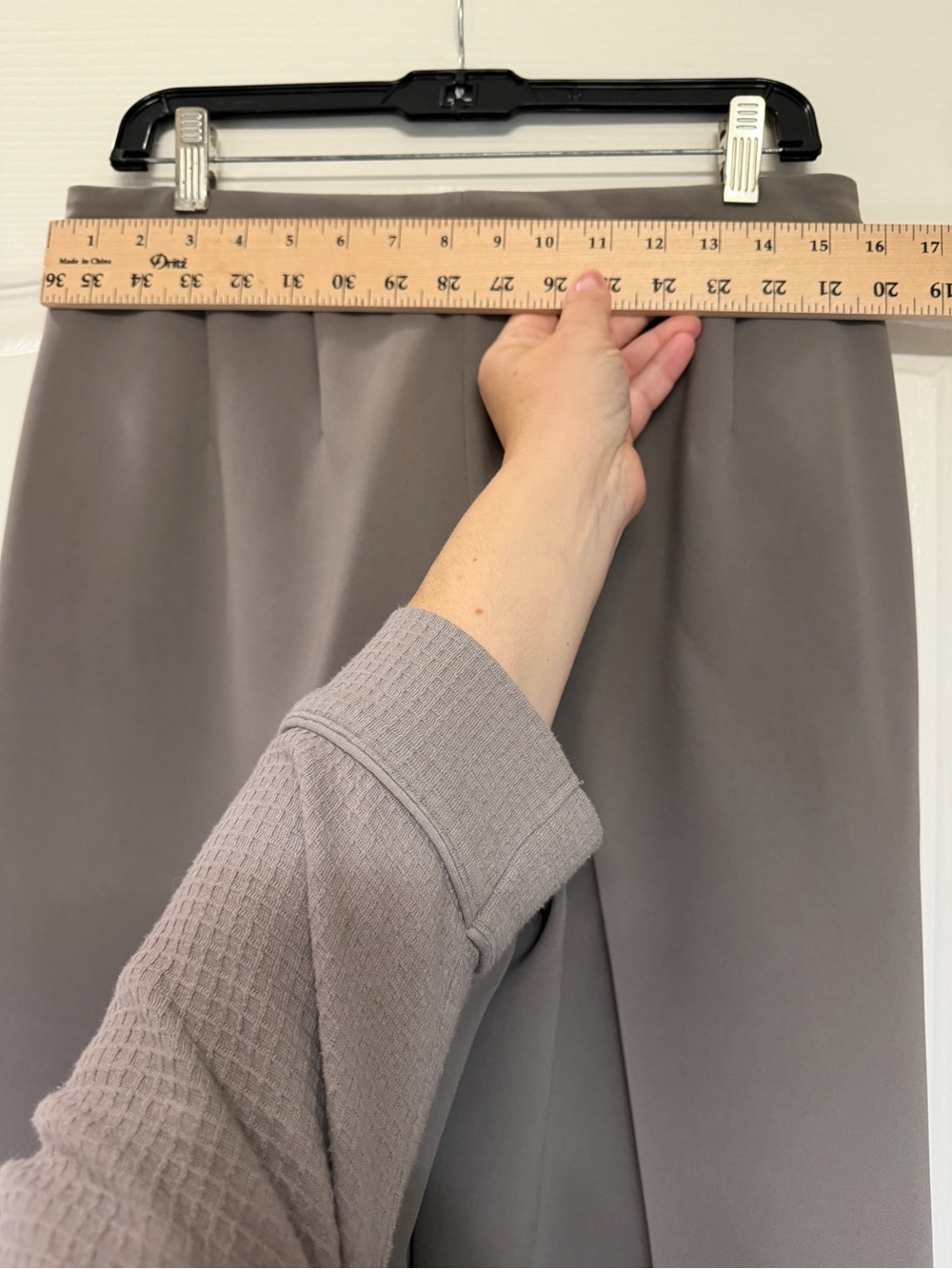St. John Taupe Wide Leg Trouser Dress Pants Sz 8 Stretch Crepe Career - Picture 5 of 8